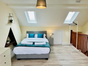 Spacious Four Bedroom House with Garden
